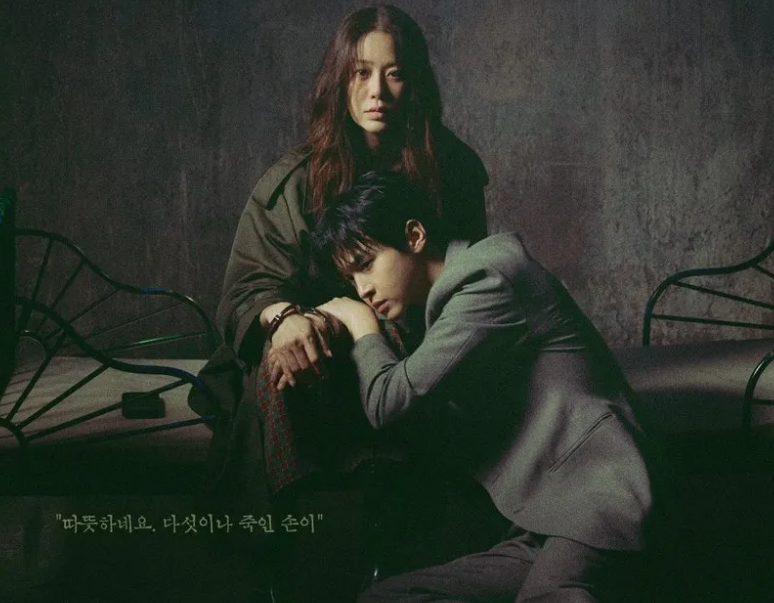 두 개의 거미줄이 어두운 방에서 서로 기대어 앉아있는 장면