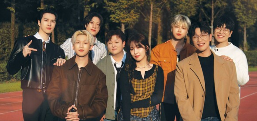 단체 사진: 더 리슨 출연진이 야외 트랙에서 포즈를 취하고 있습니다.