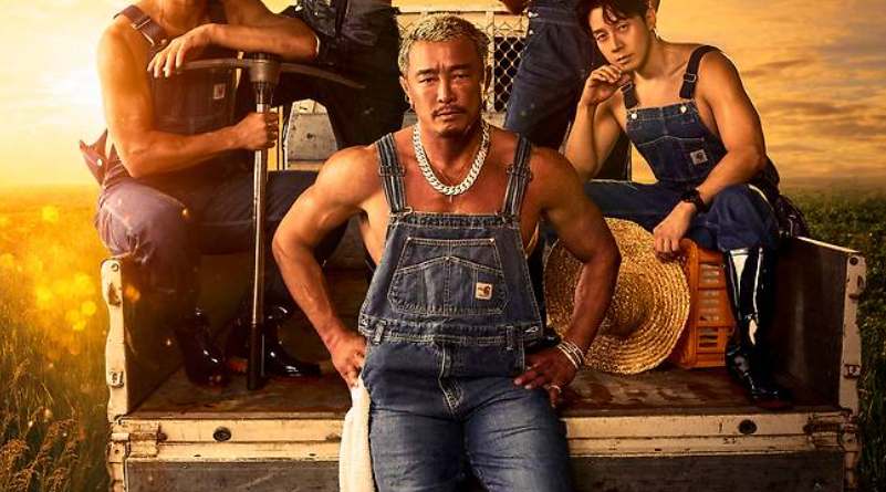 농촌 배경 트럭에 있는 근육질 남자들. 자동 임시글 관련 이미지일 수 있음.