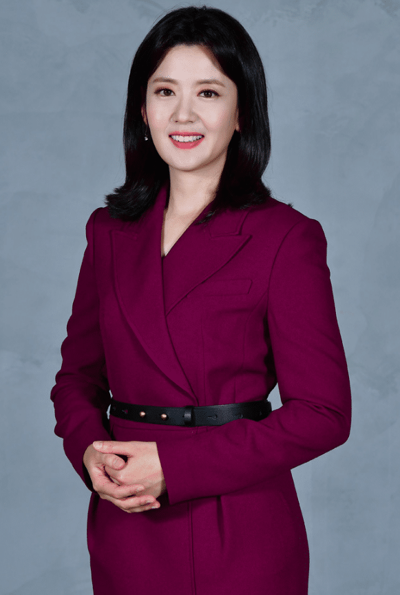 궁금한 이야기Y 출연진, 보라색 정장을 입은 한국 여성 앵커